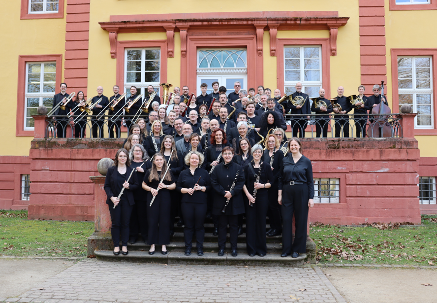 Gruppenfoto der Bläserphilharmonie Osthessen Gruppenfoto der Bläserphilharmonie Osthessen